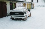 Quattro vor Garage im Winter, Rückansicht